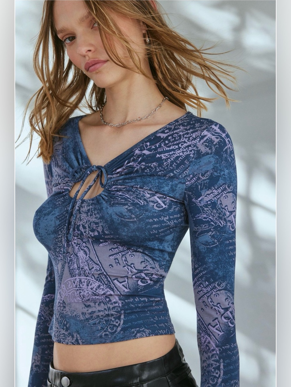 Silence + Noise Sierra Keyhole Long
Sleeve Top S feels like xs urban outfitters